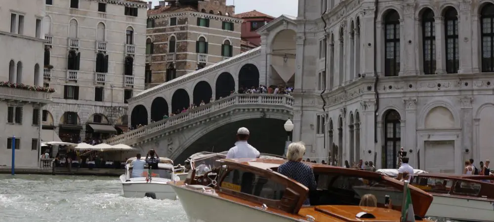 un’ora in barca con guida abilitata. esplora venezia dall'acqua con un taxi acqueo lungo il canal grande e rii interni dove si affacciano palazzi e baccari 